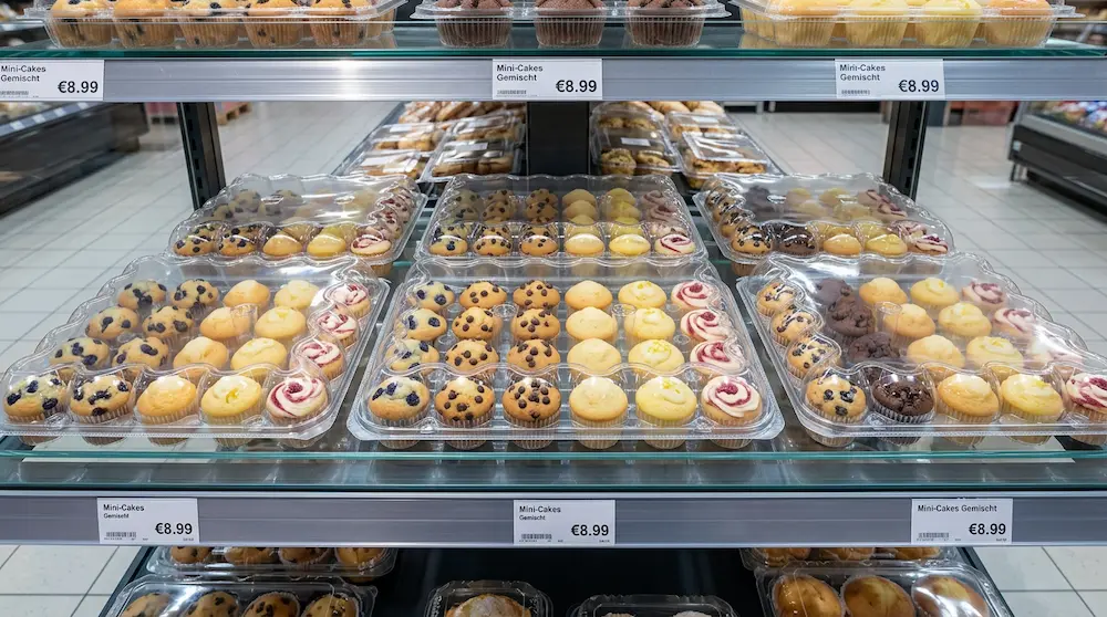 24-count cupcake container for refrigerated bakery display in European supermarket