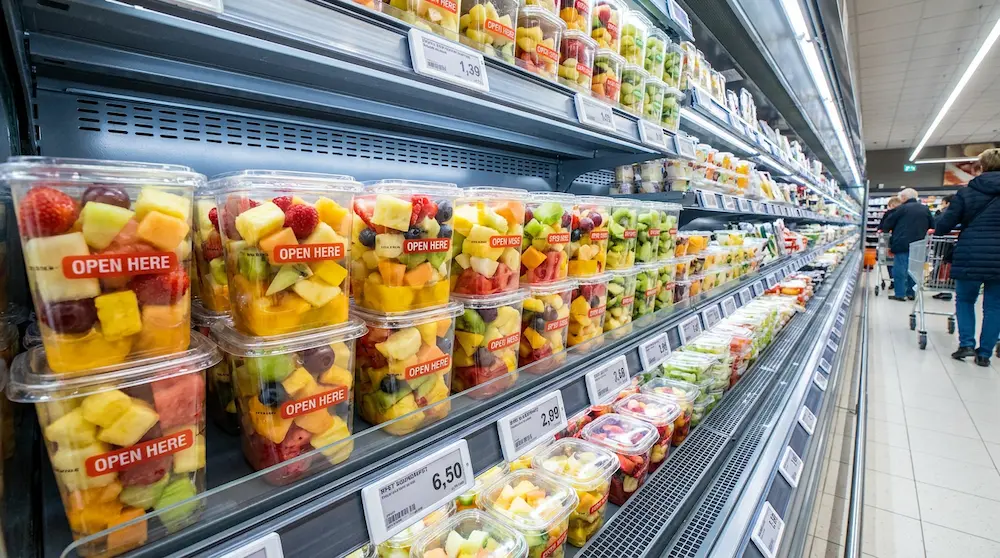 24oz 710ml clear square rPET tamper-evident container for chilled fresh fruit retail display