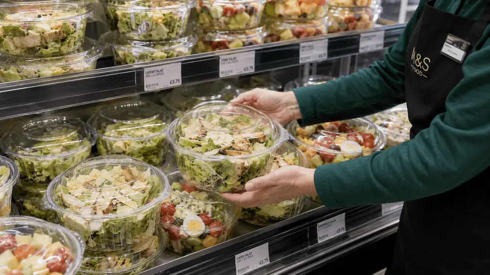 39oz clear PET salad bowl with hinged lid for retail grab-and-go salad display