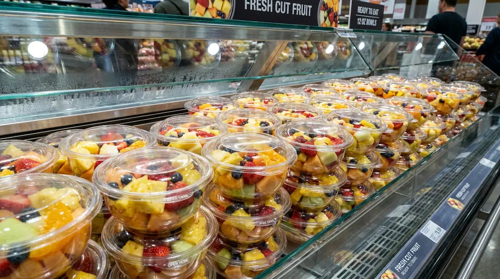 Anti-fog dome lid PET bowls for fresh-cut fruit in premium supermarket chilled counter