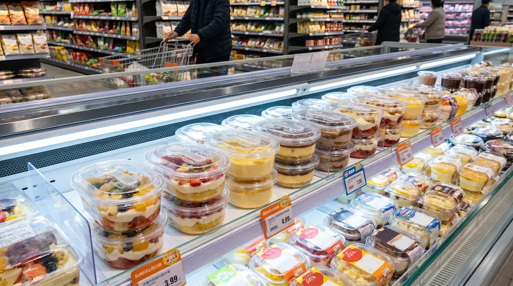 Clear PET/RPET oval dessert container with spoon for supermarket chilled dessert shelf display
