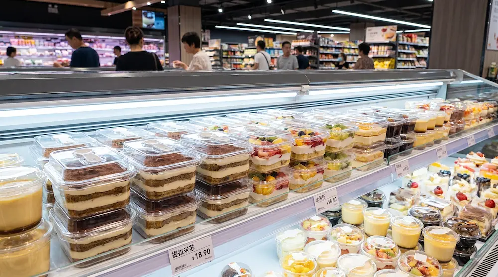 Clear PET/RPET rectangular dessert container with spoon for supermarket chilled dessert shelf display