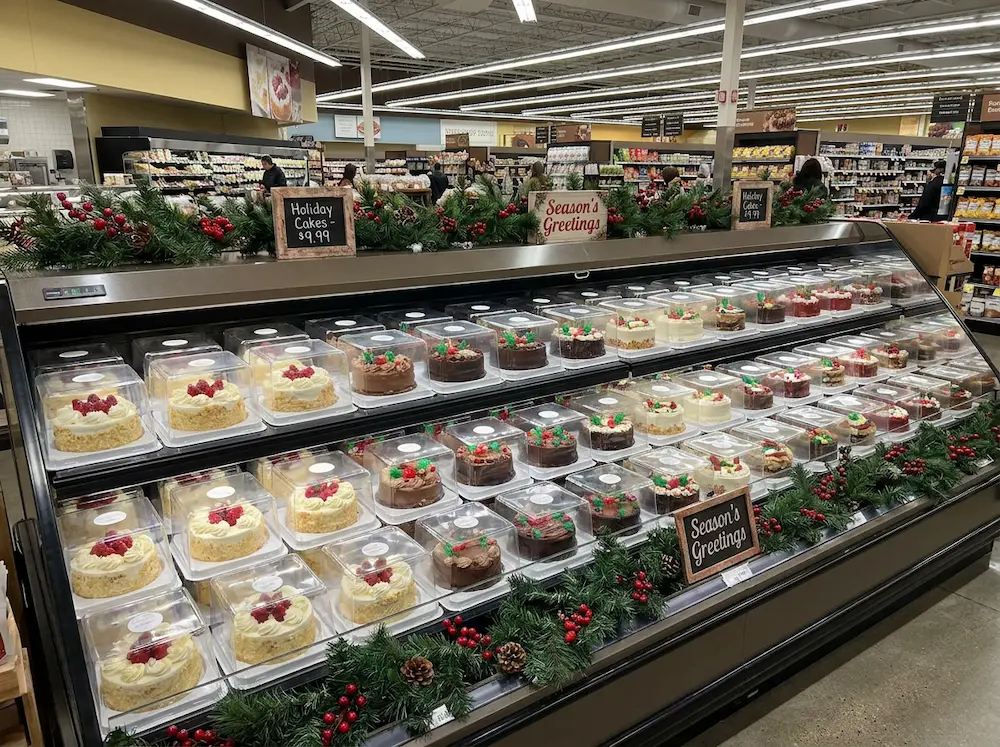 Clear PET rPET small cake containers for supermarket holiday cake display
