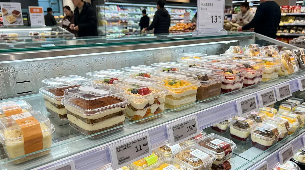 Clear PET/RPET square dessert container with spoon for convenience store chilled dessert display