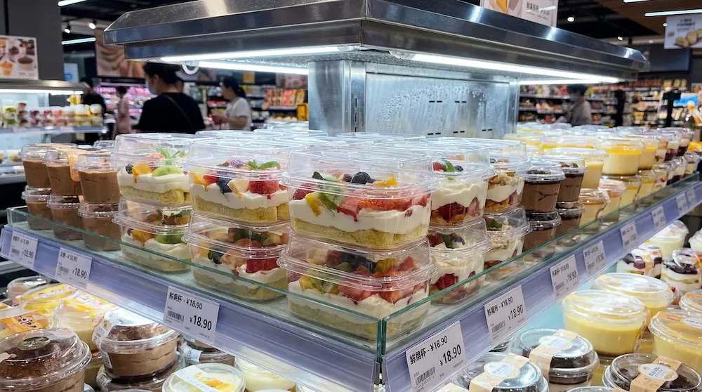 Clear PET/RPET tiramisu container with spoon for supermarket chilled dessert and fruit mousse display