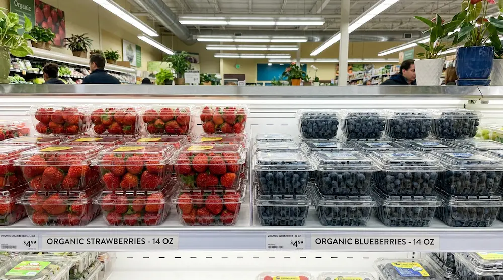 GLD-250D clear vented fruit clamshell container for organic supermarket strawberries and blueberries