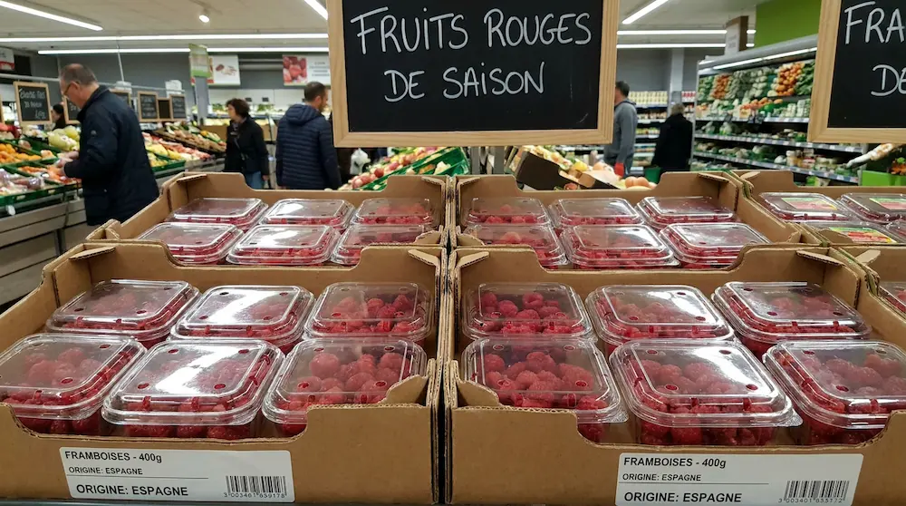 GLD-250D PET rPET vented raspberry clamshell container in supermarket cardboard tray display