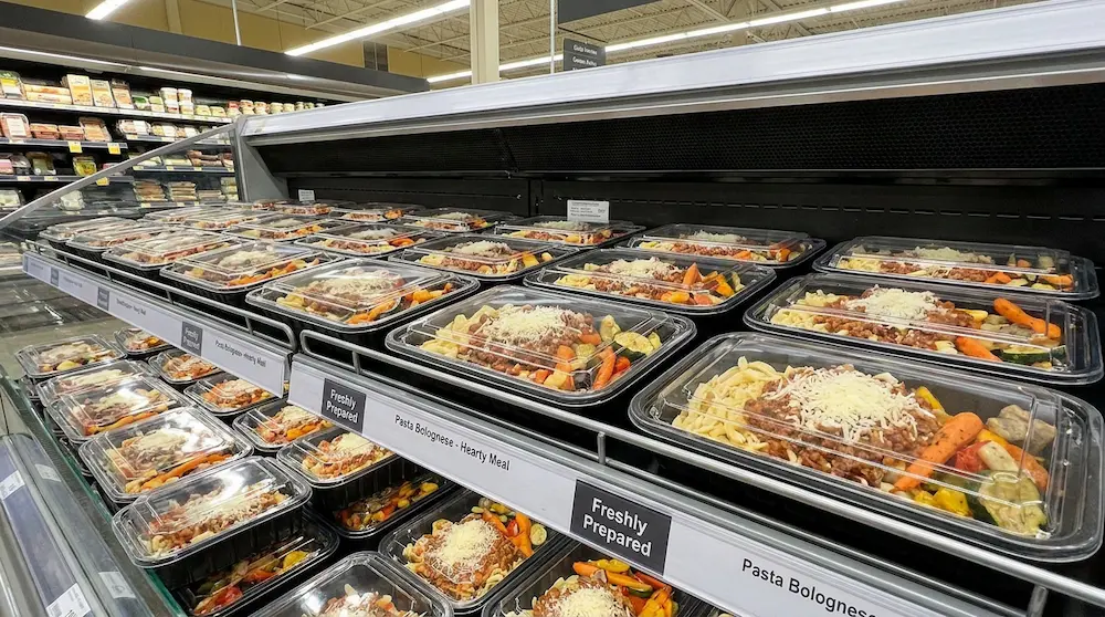 PP deli meal containers with separate lids for pasta bolognese supermarket display