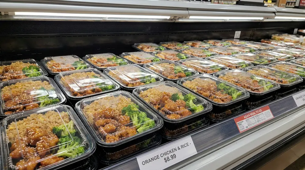 PP prepared meal containers with separate lids for Asian ready meals and fried rice display
