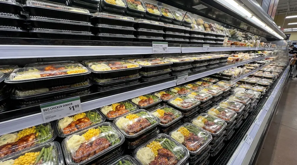 PP prepared meal containers with separate clear lids displayed on a supermarket ready meal shelf