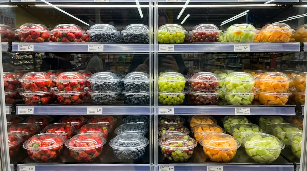 Tamper evident clear PET fruit bowls with anti-fog dome lids for grab-and-go refrigerated retail