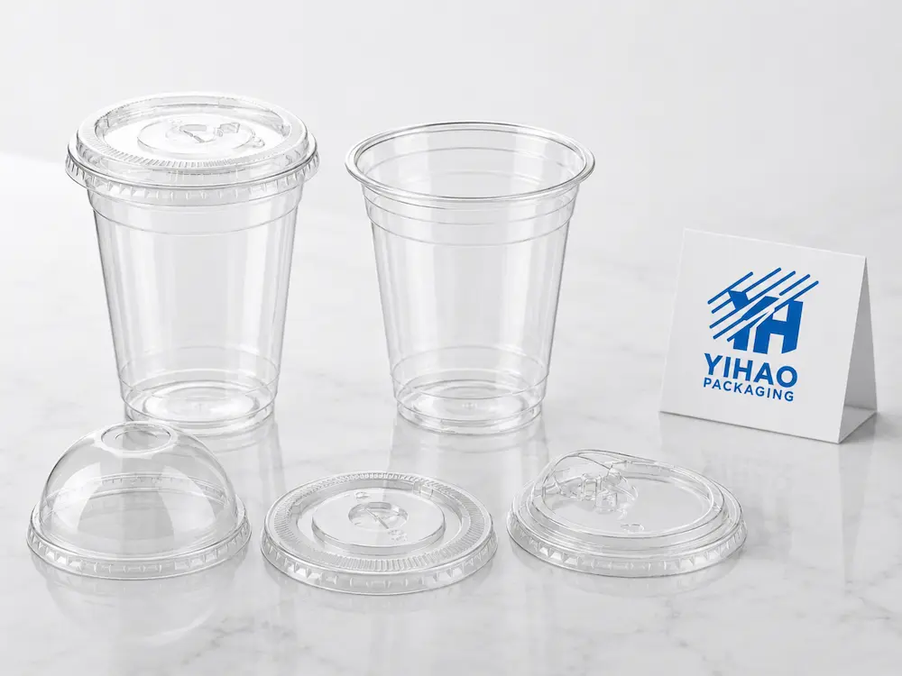 PET Cup Lids FAQ: Materials, Sizes, Uses, and Ordering Questions 2 Clear PET cups with flat lids, dome lids, and sip lids for cold drink packaging.
