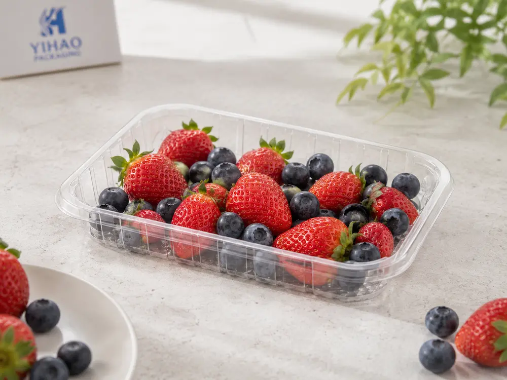 Complete Guide to Produce Trays and Clear Produce Display Packaging 1 Clear produce tray showing strawberries and blueberries with high product visibility