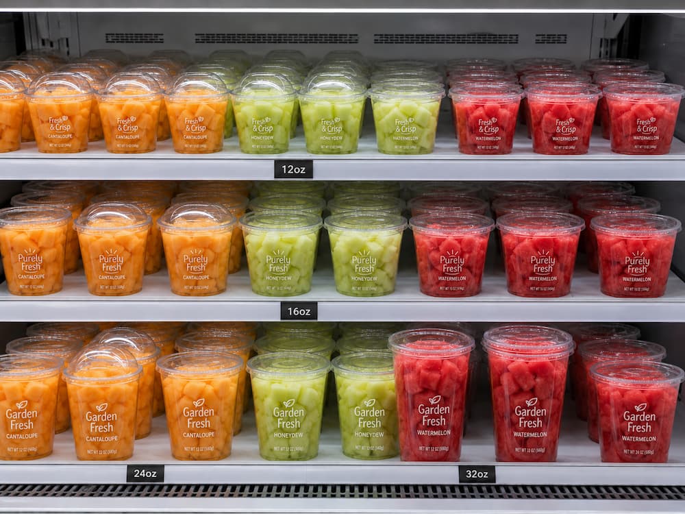 Fresh-Cut Melon Containers FAQ: Materials, Sizes, Uses, and Ordering Questions 5 Fresh-cut melon cups in clear PET containers displayed on refrigerated retail shelves.