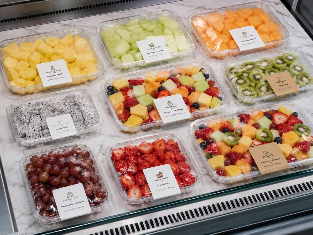 Wholesale Fruit Display Trays: Manufacturer and Supplier Checklist 5 PET produce trays size comparison guide showing five practical sizes, stacking design, and reinforced structure details.