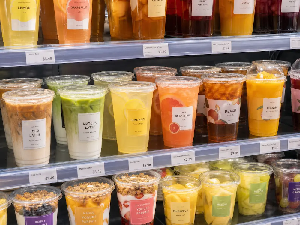 PP Cold Cups Complete Guide for Takeaway Drinks 5 PP cold cups in supermarket chilled display for iced latte, matcha, lemonade, fruit tea, fruit cups, and yogurt parfaits
