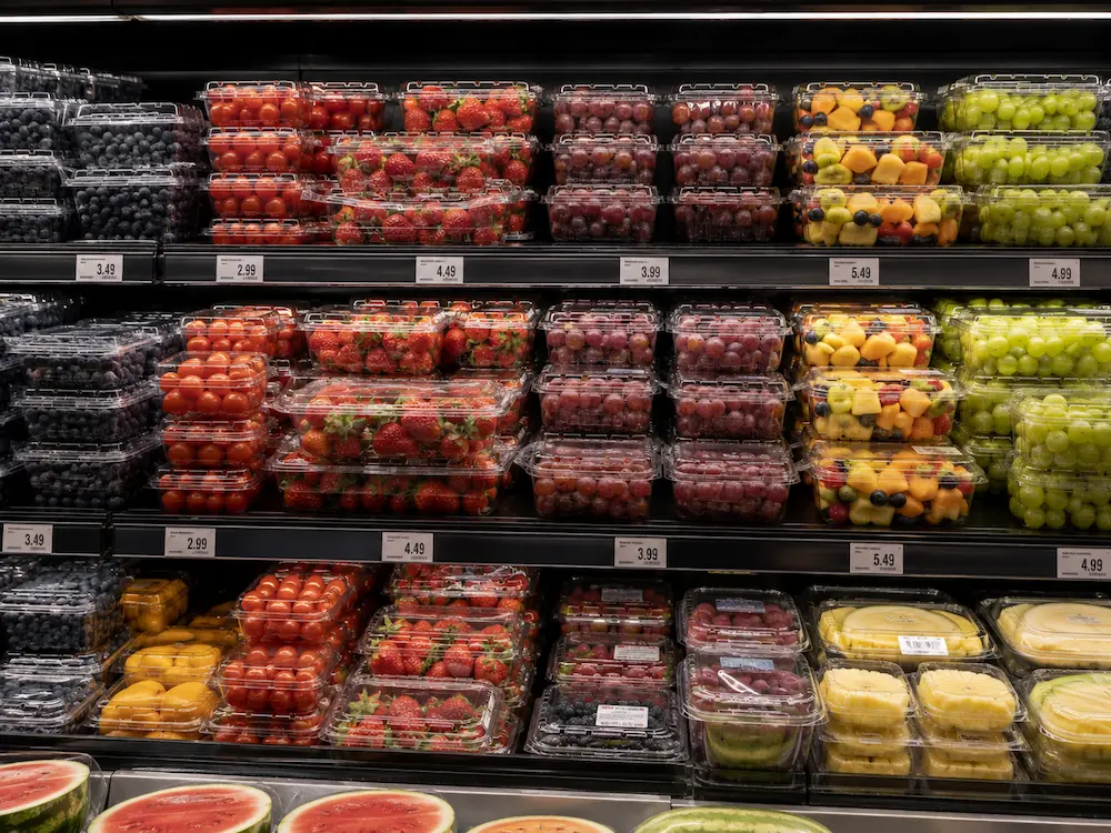 Recycled PET Fruit Containers: Buyer Guide for Food Packaging Teams 2 Recycled PET fruit containers displayed in supermarket chilled produce shelves