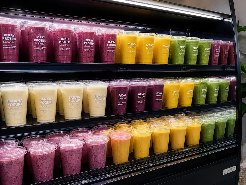 Smoothie Cups vs Alternative Packaging: How Buyers Should Choose 3 Clear PET smoothie cups displayed in a refrigerated cold drink case