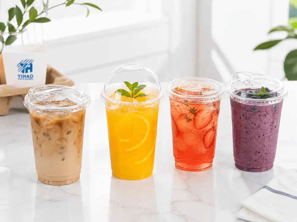 Strawless Lids vs Alternative Packaging: How Buyers Should Choose 1 YIHAO clear PET cold cup lids for iced coffee, juice, fruit tea, and berry smoothie packaging