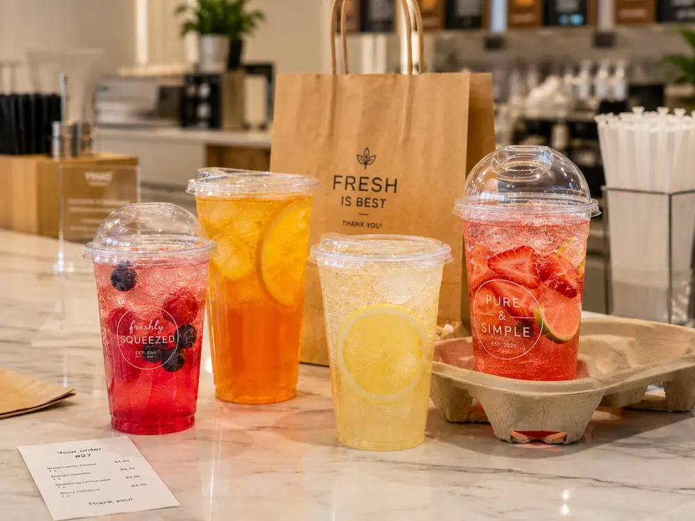 Refresher Cups vs Alternative Packaging: How Buyers Should Choose 5 Cafe refresher drinks in clear PET cups with flat and dome lids