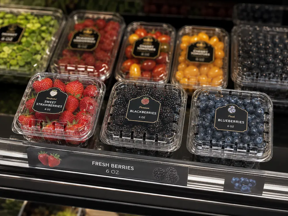 PET Produce Clamshells FAQ: Materials, Sizes, Uses, and Ordering Questions 3 Clear berry clamshell packaging for strawberries blackberries blueberries and fresh produce retail display