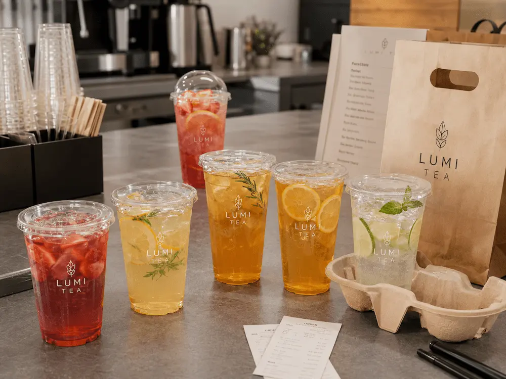 clear PET cold cups with matching lids for cafe takeaway drinks and retail beverage service