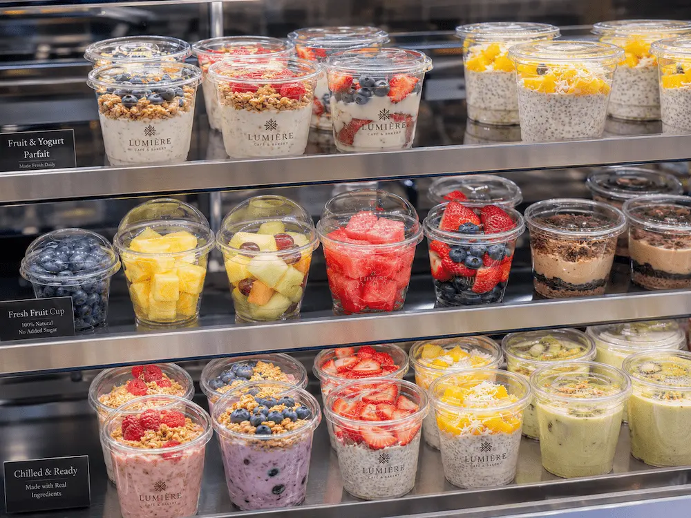 Juice, Lemonade, and Sparkling Fruit Drink Cups Complete Guide 6 Clear PET cups for fruit cups yogurt parfaits and chilled ready-to-eat desserts in a display case