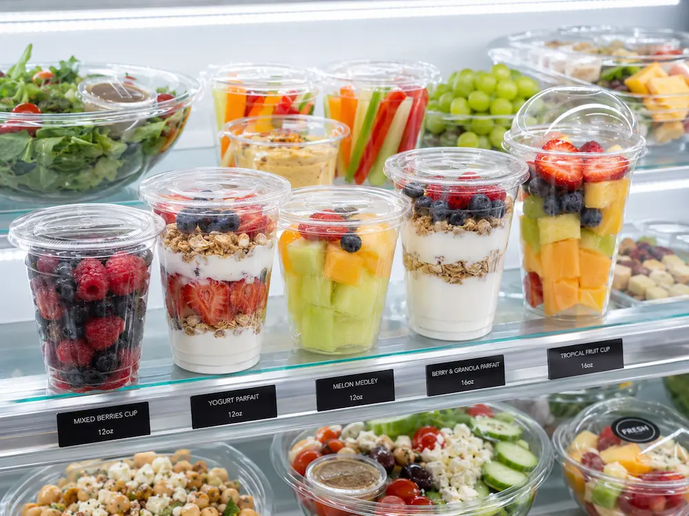 Refresher Cups vs Alternative Packaging: How Buyers Should Choose 3 Clear PET cups for fruit yogurt parfait and grab and go chilled food display