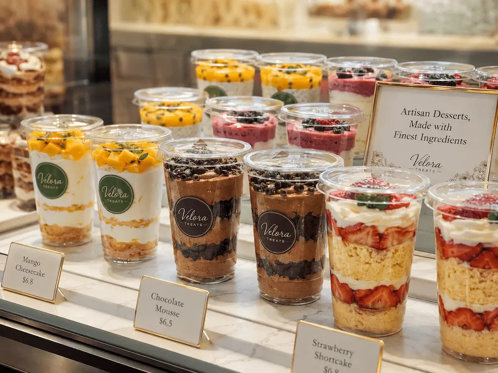 Flat Lid Compatibility for Supermarkets, Cafes, Bakeries, and Foodservice Brands 4 Clear PET dessert cups with flat lids for bakery parfait mousse cheesecake and chilled dessert display