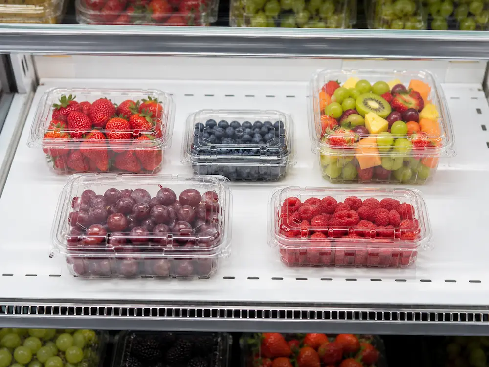 Export Fruit Packaging FAQ: Materials, Sizes, Uses, and Ordering Questions 5 Clear PET fruit clamshell containers in refrigerated retail display