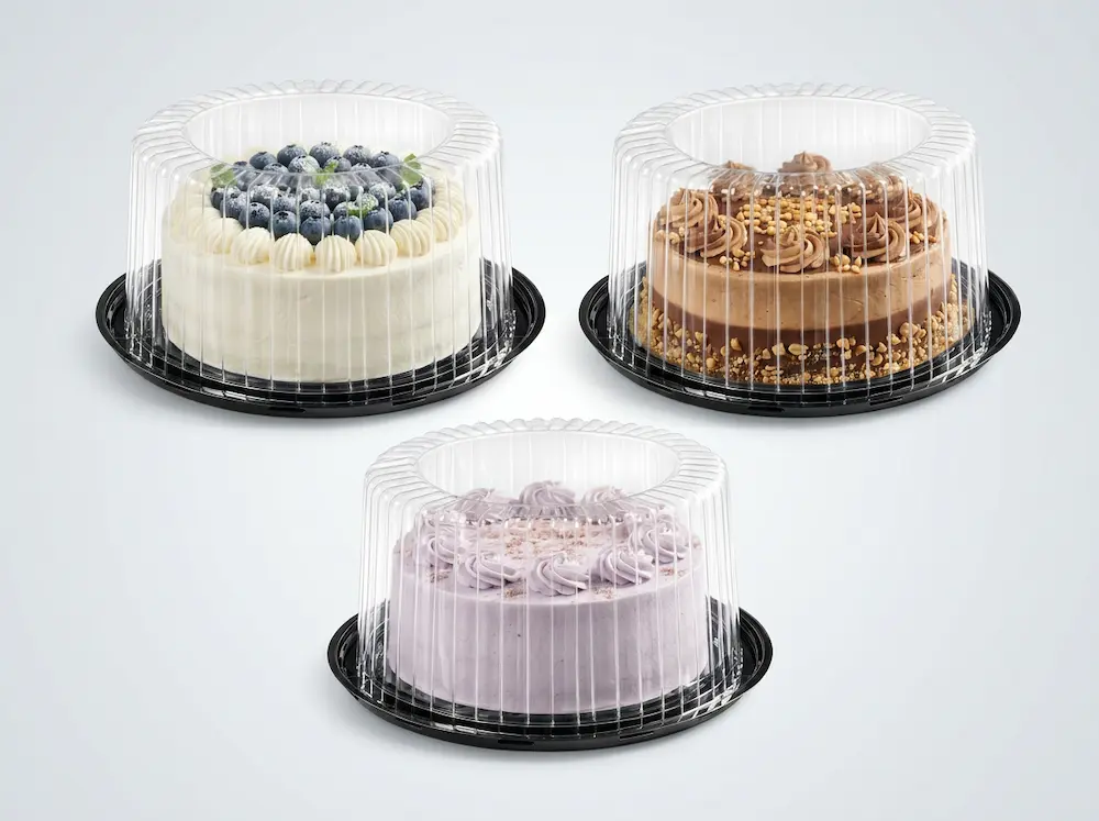 Clear PET round cake containers with black bases and ribbed dome lids for whole cakes, cream cakes, mousse cakes, and bakery display packaging