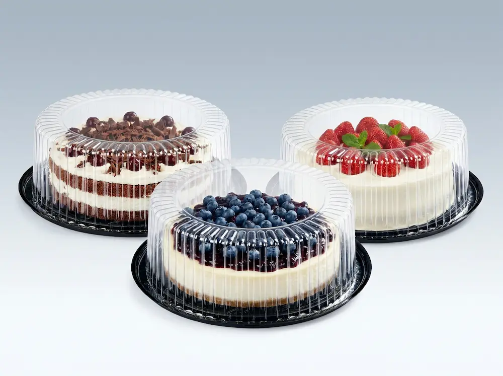 Clear PET round cake containers with black bases and ribbed dome lids for whole cakes, berry cakes, cream cakes, and bakery display packaging