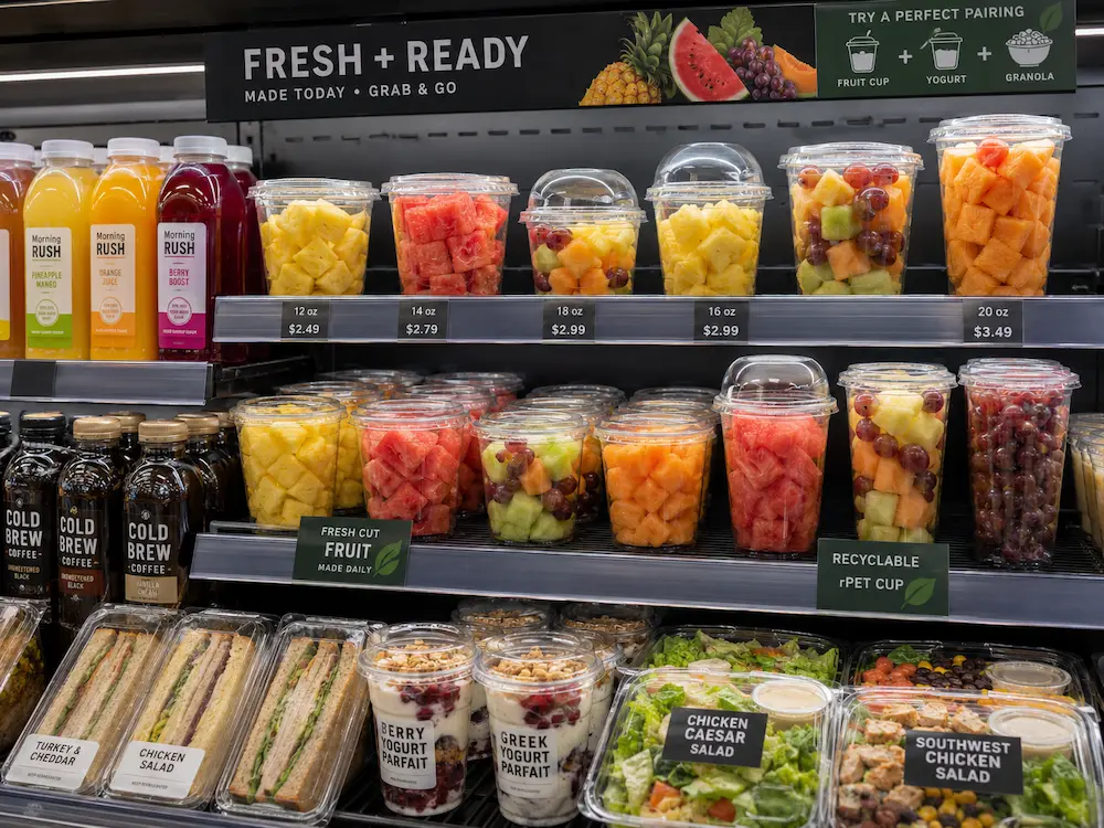 Convenience Store Fruit Cups vs Alternative Packaging: How Buyers Should Choose 10 Convenience store refrigerated display with clear PET fruit cups in multiple sizes for grab-and-go fresh fruit.