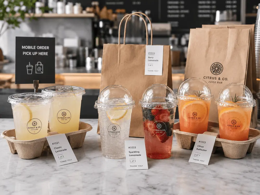 Lemonade Cups: Buyer Guide for Food Packaging Teams 7 Custom printed lemonade cups with flat and dome lids for takeaway service