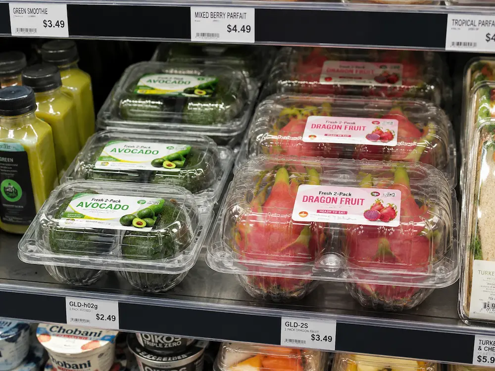 Fruit Packaging for Supermarkets and Convenience Stores Complete Guide 7 Fruit packaging for supermarkets and convenience stores displayed in clear PET clamshell containers