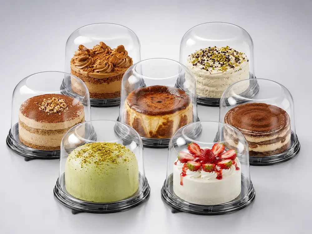 High dome round cake containers with clear PET lids and black bases for bakery cakes and dessert display