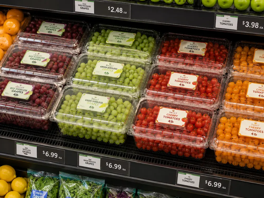 Vented Packaging Design for Fresh Produce, Cafes, Bakeries, and Foodservice Brands 5 Labeled clear PET clamshell containers for seedless grapes and cherry tomatoes on supermarket shelves