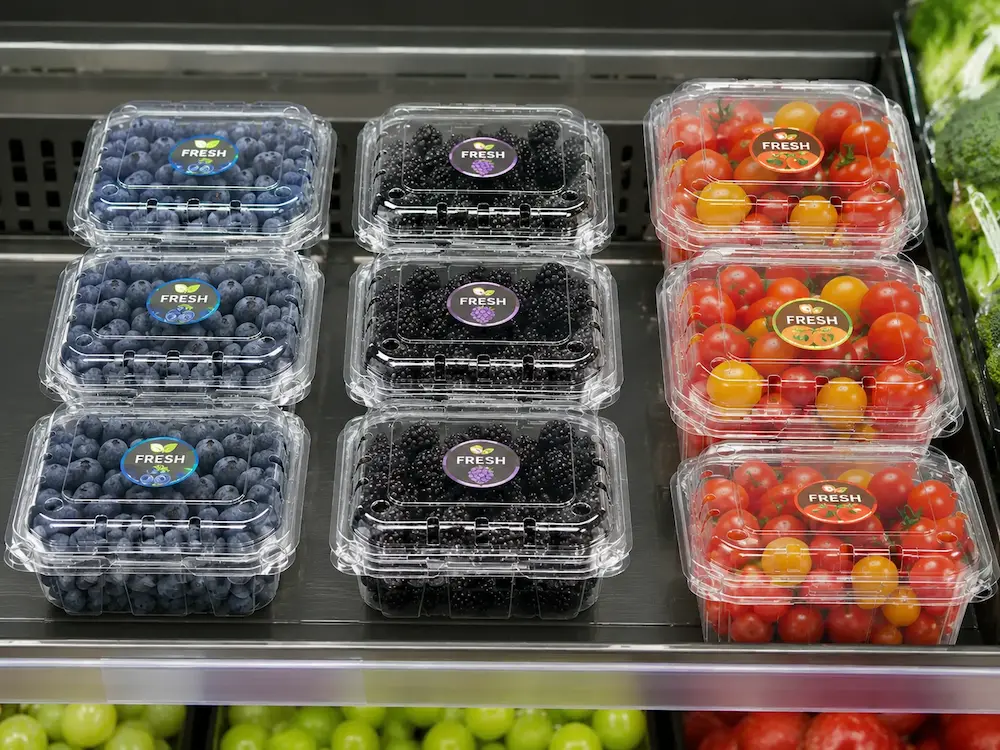 Vented Fruit Clamshells: Buyer Guide for Food Packaging Teams 3 Retail display of clear vented fruit clamshells for berries and cherry tomatoes