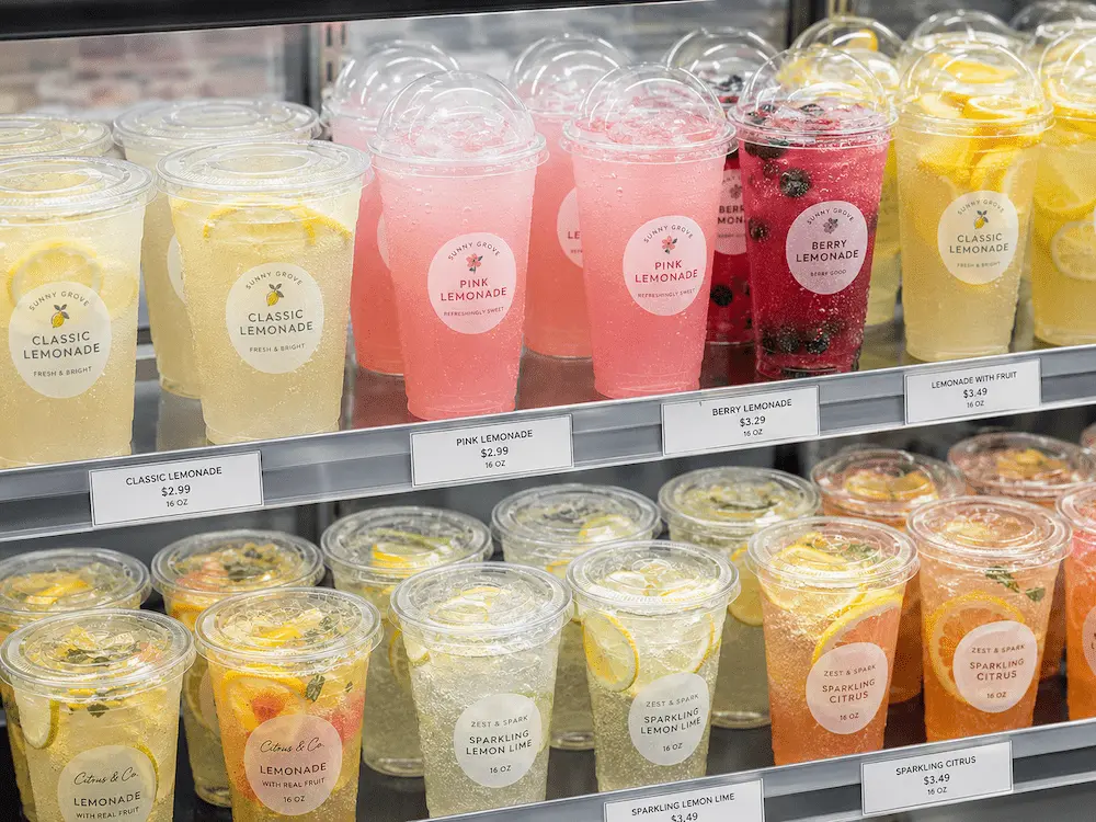 Lemonade Cups: Buyer Guide for Food Packaging Teams 4 Lemonade cups displayed in a refrigerated shelf for grab-and-go cold beverages