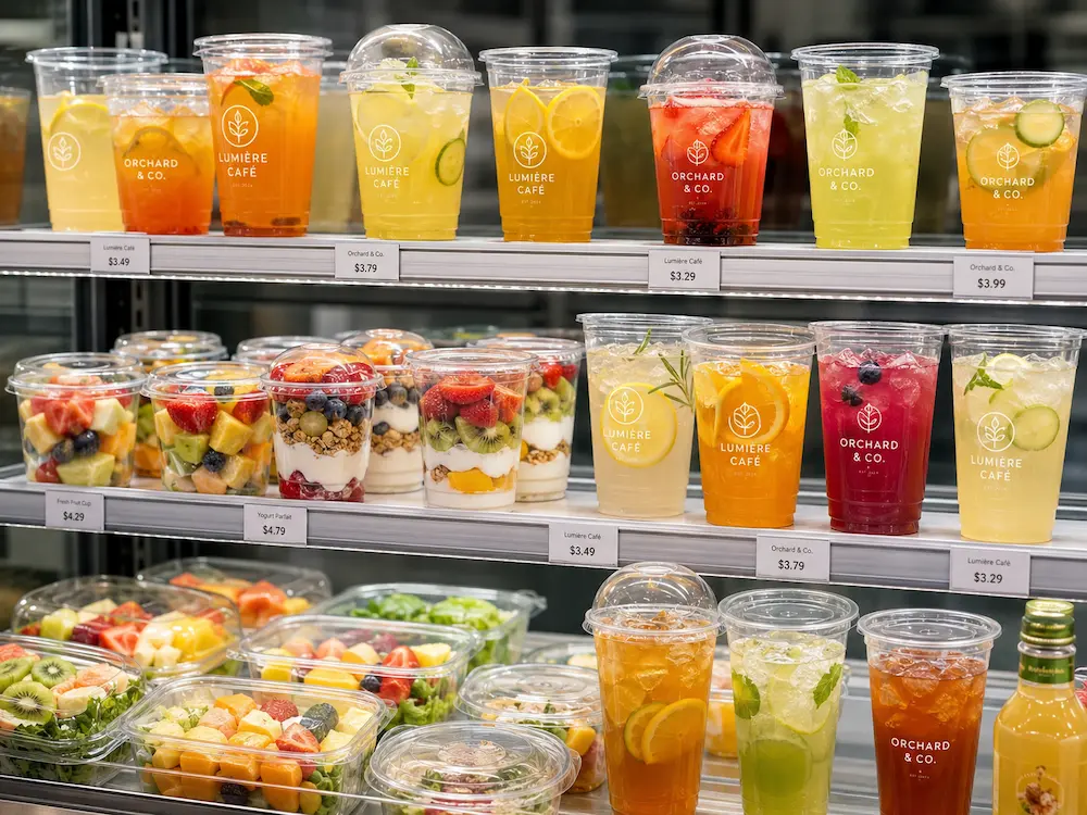 Cold Cup Size and Lid Compatibility System Complete Guide 6 Retail display of PET cold cups for juices iced coffee fruit drinks and parfaits