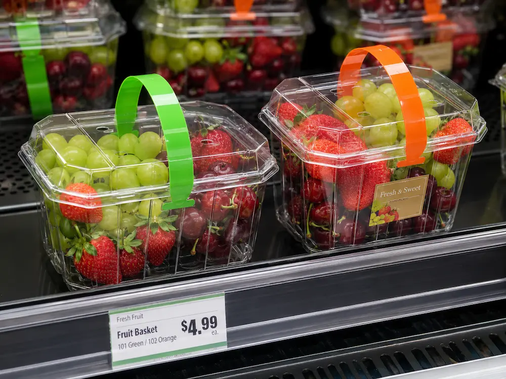 Best Supermarket Fresh Fruit Packaging for Retail Display, Takeaway, and Chilled Food 9 Supermarket fresh fruit packaging with clear handled PET fruit containers on a chilled retail shelf