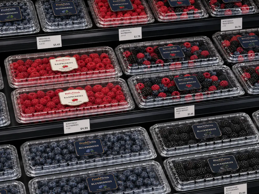 Wholesale Airflow Clamshell Packaging: Manufacturer and Supplier Checklist 3 Ventilated berry clamshell containers displayed in refrigerated retail produce shelves