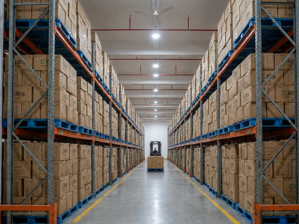 Wholesale Hinged Containers FAQ: Materials, Sizes, Uses, and Ordering Questions 8 Warehouse storage for wholesale clear PET hinged food containers