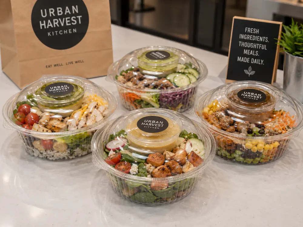 Clear PET salad bowls for takeaway foodservice and grab-and-go meals